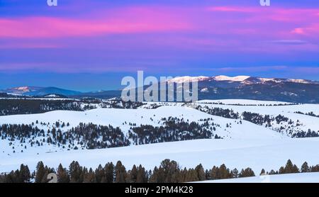 cielo prima dell'alba sulle montagne di zaffiro e le colline ai piedi in inverno vicino philipsburg, montana Foto Stock