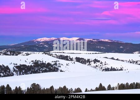 cielo prima dell'alba sulle montagne di zaffiro e le colline ai piedi in inverno vicino philipsburg, montana Foto Stock