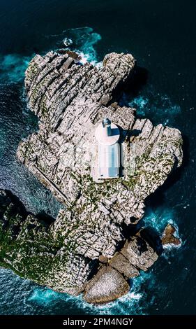 Vista aerea dall'alto verso il basso del faro e dell'isola di Mouro all'ingresso della baia di Santander in Spagna Foto Stock