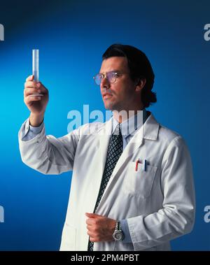 Campione di visualizzazione medico in fiala di vetro. Foto Stock