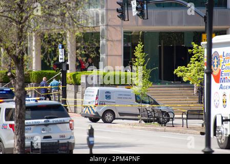 Louisville, Kentucky, Stati Uniti. 10th aprile 2023. I marcatori di prova e il vetro rotto sono visibili mentre la polizia processa la scena delle sparatorie di massa a Old Na Foto Stock