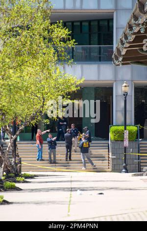 Louisville, Kentucky, Stati Uniti. 10th aprile 2023. Le forze dell'ordine si trovano sui passi della Old National Bank a Louisville, Kentucky, che esamina la scena di Foto Stock