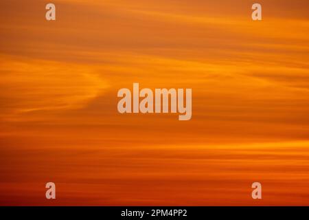 Cielo tropicale rosso nuvoloso al tramonto, foto di sfondo sfocata Foto Stock