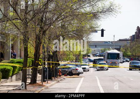 Louisville, Kentucky, Stati Uniti. 10th aprile 2023. La polizia nastro e veicoli bloccare Main Street nel centro di Louisville, Kentucky Lunedi mattina come respo Foto Stock