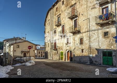 Scorci e facciate dei palazzi e delle case in pietra del piccolo borgo montano di campo di Giove nel Parco Nazionale della Maiella. Abruzzo Foto Stock