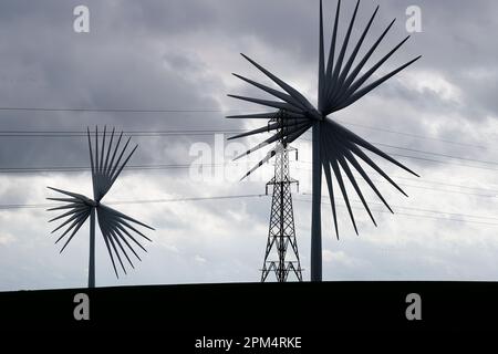 Compositi di turbine eoliche che sembrano dente di leone giganti alla Hook Moor Wind Farm vicino a Leeds, West Yorkshire, Regno Unito Foto Stock