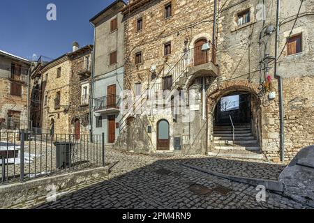 Scorci e facciate dei palazzi e delle case in pietra del piccolo borgo montano di campo di Giove nel Parco Nazionale della Maiella. Abruzzo Foto Stock