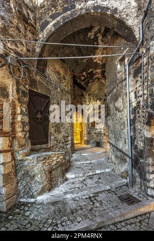 Scorci di vicoli, scalini e case in pietra del piccolo borgo montano di campo di Giove nel Parco Nazionale della Maiella. Campo di Giove, Abruzzo Foto Stock