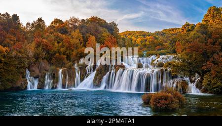 Krka, Croazia - Vista panoramica delle famose cascate di Krka nel Parco Nazionale di Krka in una luminosa mattinata autunnale con un incredibile coloratissimo fogliame autunnale e. Foto Stock