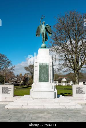 Montrose Cenotaph è in memoria di coloro che hanno perso la vita durante la prima guerra mondiale e in memoria della popolazione locale di Montrose, Angus, Scozia, Regno Unito Foto Stock