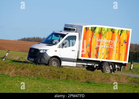 Il veicolo di consegna Sainsbury consegna generi alimentari ai residenti di Sherburn-in-Elmet, North Yorkshire, Regno Unito Foto Stock