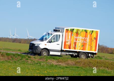 Il veicolo di consegna Sainsbury consegna generi alimentari ai residenti di Sherburn-in-Elmet, North Yorkshire, Regno Unito Foto Stock