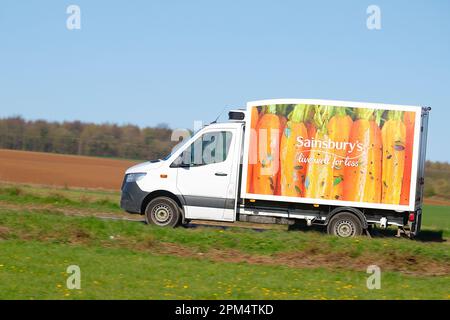 Il veicolo di consegna Sainsbury consegna generi alimentari ai residenti di Sherburn-in-Elmet, North Yorkshire, Regno Unito Foto Stock