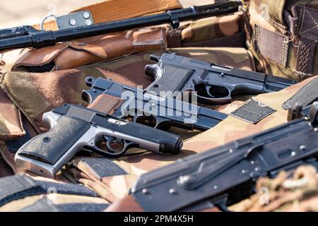Vecchie pistole semiautomatiche ungheresi e su un tavolo mimetizzazione Foto Stock