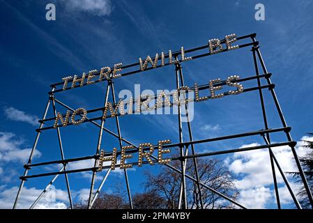 'Non ci saranno miracoli qui', un'opera di Nathan Coley nei terreni della Scottish National Gallery of Modern Art a Belford Road, Edimburgo. Foto Stock