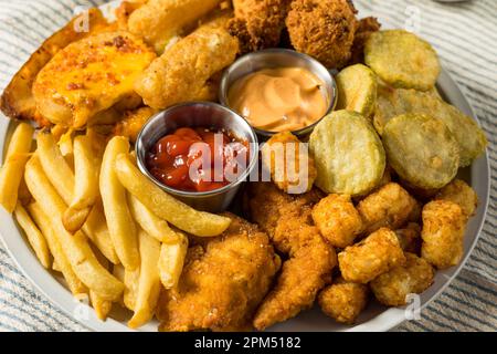 Vassoio di antipasti fritti con patate fritte alla francese bastoncini di mozzarella e pollo Foto Stock