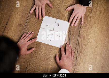 Al di sopra di vista del team aziende guardando la carta durante la riunione e discussione Foto Stock