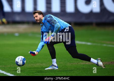 11th aprile 2023; Dens Park, Dundee, Scozia: Scottish Championship Football, Dundee contro Raith Rovers; il portiere di Dundee Adam Legzdins durante il riscaldamento prima della partita Foto Stock