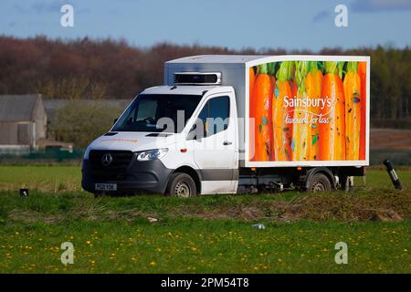 Il veicolo di consegna Sainsbury consegna generi alimentari ai residenti di Sherburn-in-Elmet, North Yorkshire, Regno Unito Foto Stock