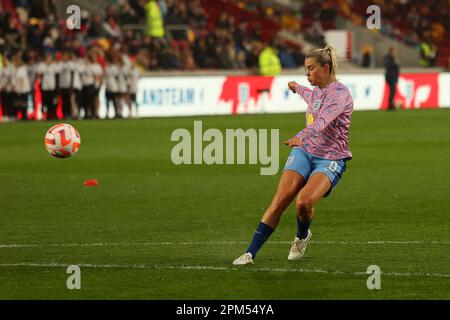 Londra, Regno Unito. 11th Apr, 2023. Alessia Russo of England Women si scalda durante la amichevole partita internazionale femminile tra le donne inglesi e le donne australiane al GTECH Community Stadium di Londra, Inghilterra, il 11 aprile 2023. Foto di Ken Sparks. Solo per uso editoriale, licenza richiesta per uso commerciale. Non è utilizzabile nelle scommesse, nei giochi o nelle pubblicazioni di un singolo club/campionato/giocatore. Credit: UK Sports Pics Ltd/Alamy Live News Foto Stock