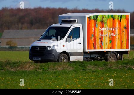 Il veicolo di consegna Sainsbury consegna generi alimentari ai residenti di Sherburn-in-Elmet, North Yorkshire, Regno Unito Foto Stock