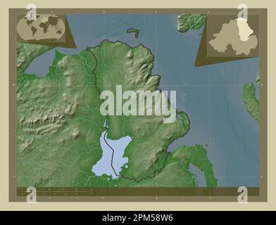 Antrim, regione dell'Irlanda del Nord. Mappa dell'altitudine colorata in stile wiki con laghi e fiumi. Mappe delle posizioni ausiliarie degli angoli Foto Stock