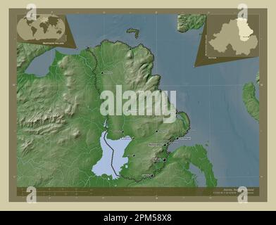 Antrim, regione dell'Irlanda del Nord. Mappa dell'altitudine colorata in stile wiki con laghi e fiumi. Località e nomi delle principali città della regione. Mais Foto Stock