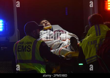 Fair Lawn, Stati Uniti. 11th Apr, 2023. Occupante del veicolo portato in ambulanza. Veicolo contro incidente palo di fronte alla stazione di servizio BP al 401 Wagaraw Road in Fair Lawn, New Jersey, Stati Uniti la mattina di martedì 11 aprile 2023. Credit: SOPA Images Limited/Alamy Live News Foto Stock