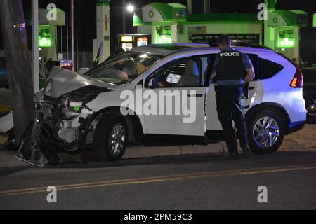 Fair Lawn, Stati Uniti. 11th Apr, 2023. Veicolo contro incidente palo di fronte alla stazione di servizio BP al 401 Wagaraw Road in Fair Lawn, New Jersey, Stati Uniti la mattina di martedì 11 aprile 2023. Credit: SOPA Images Limited/Alamy Live News Foto Stock