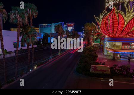 Vista notturna del paesaggio urbano di Las Vegas con tracciatori di luci di auto sfocati sulla Strip Road. Las Vegas. STATI UNITI. Foto Stock