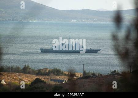 Glengarriff, West Cork, Irlanda. Martedì 11 aprile 2023, Glengarriff, West Cork, Irlanda; questa sera la nave da guerra della NATO Aquitaine si rifugiò nel porto di Glengarriff. La nave registrata francese si è rifugiata dalle previsioni dei venti alti, ed è ancora a Bantry Bay a seguito dell'avvistamento recente di navi russe al largo della costa di Cork. Credito; ed/Alamy Live News Foto Stock