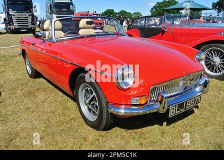 Un'auto Roadster 1972 MGB parcheggiata in esposizione al 47th Historic Vehicle Gathering, Powderham, Devon, Inghilterra, Regno Unito. Foto Stock