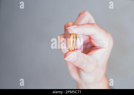 Brasile. 11th Apr, 2023. In questa illustrazione della foto, un uomo tiene una pillola di medicina. (Credit Image: © Rafael Henrique/SOPA Images via ZUMA Press Wire) SOLO PER USO EDITORIALE! Non per USO commerciale! Foto Stock