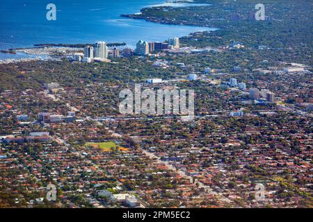 Vista aerea dei quartieri delle case nei sobborghi di Miami Foto Stock