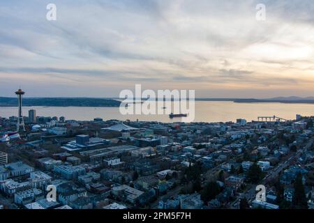 Il lungomare di Seattle al tramonto Foto Stock
