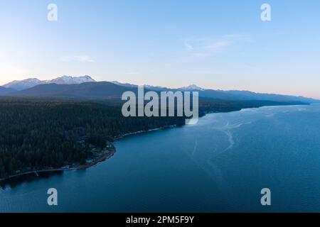 Il Puget Sound e le montagne olimpiche al tramonto Foto Stock