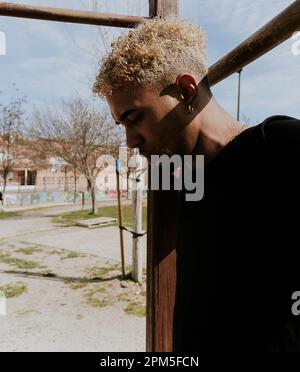 Foto di scorta di un uomo nero che fa calistenics in un parco. Foto Stock