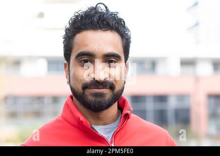 ritratto di un giovane uomo con capelli corti all'esterno Foto Stock