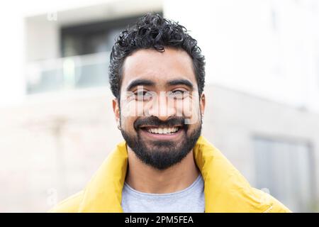 ritratto di un giovane uomo con capelli corti all'esterno Foto Stock
