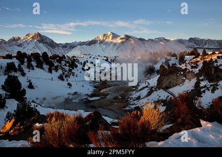 Hot creek a Dawn, nella Sierra orientale Foto Stock