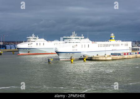 Navi da carico Yasmine e Pauline Ro-Ro nel porto di Zeebrugge, Bruges (Brugge), provincia delle Fiandre Occidentali, Regno del Belgio. Foto Stock