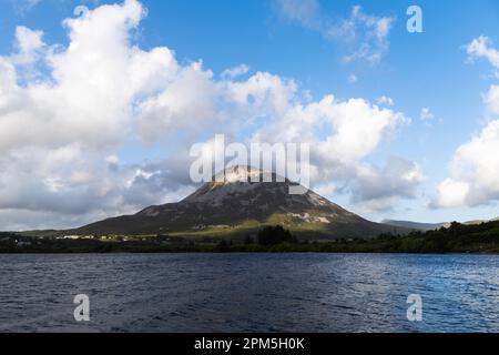 Splendida vista sul monte Errigal Co.. Sligo Irlanda da piccolo lago Foto Stock