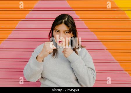 ritratto di una bella donna ispanica con l'attitudine di potere ragazza Foto Stock