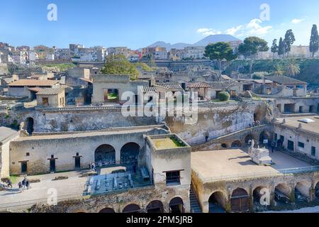 Una vista su Ercolano vecchio e nuovo verso il vesuvio Foto Stock