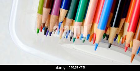 Cestino di matite colorate che rappresentano arte creativa creazioni artistiche creatività e pensiero artistico Foto Stock