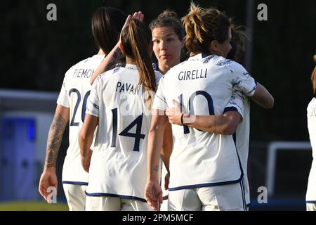 Roma, Italia. 11th Apr, 2023. L'Italia saluta i tifosi durante l'International friendly Match tra le donne d'Italia e le donne colombiane allo Stadio tre Fontane il 11th aprile 2023 a Roma. Credit: Live Media Publishing Group/Alamy Live News Foto Stock