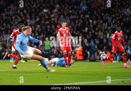 Erling Haaland (a sinistra) di Manchester City segna il terzo gol del gioco durante la prima tappa finale della UEFA Champions League al Estihad Stadium, Manchester. Data immagine: Martedì 11 aprile 2023. Foto Stock