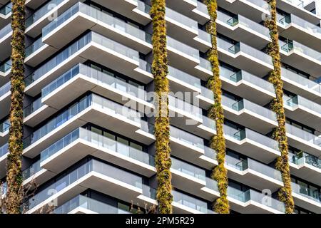 Facciata della Torre Eden su Europa-Allee a Francoforte sul meno, facciata verde, edificio residenziale, edificio di appartamenti, Assia, Germania, Foto Stock