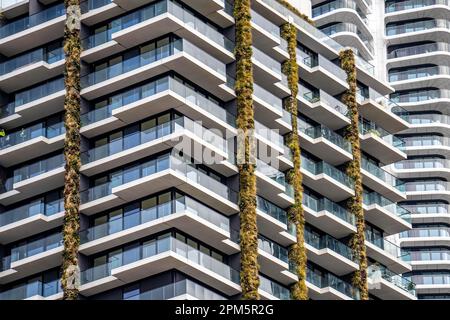 Facciata della Torre Eden su Europa-Allee a Francoforte sul meno, facciata verde, edificio residenziale, edificio di appartamenti, Assia, Germania, Foto Stock