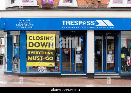 Trespass Outdoor negozio di abbigliamento chiudere, in High Street, Southend on Sea, Essex, Regno Unito. Tutto deve andare in vendita. High Street, un negozio in difficoltà Foto Stock